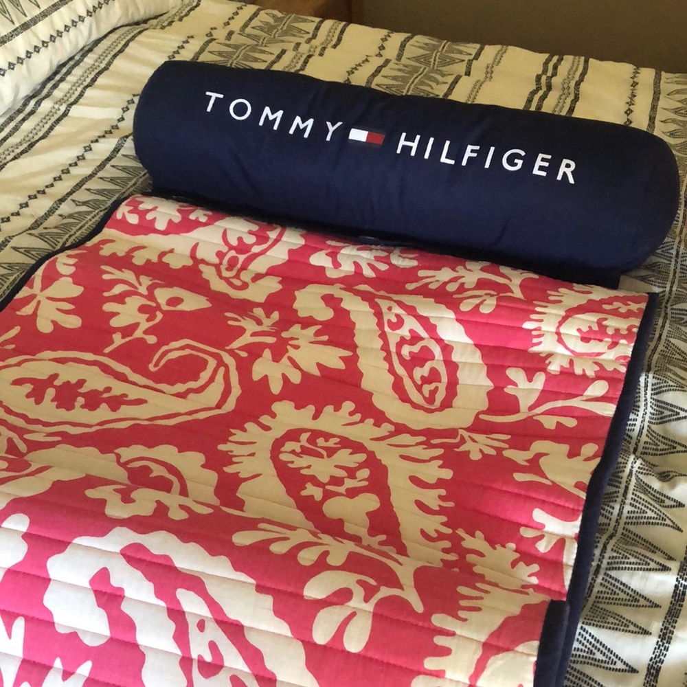 Tommy Hilifiger beach mat. Only used once!
